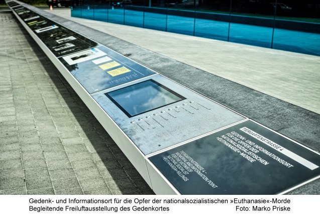 Gedenk- und Informationsort für die Opfer der nationalsozialistischen »Euthanasie«-Morde Begleitende Freiluftausstellung des Gedenkortes Foto: Marko Priske